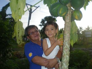 boy-picks-organic-papaya